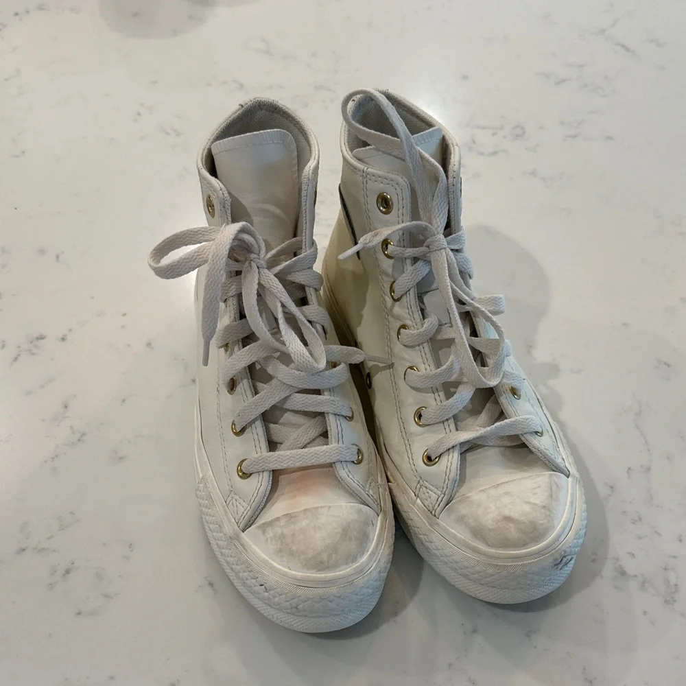 High-Top converse Sneakers in Off-White with Gold Eyelets